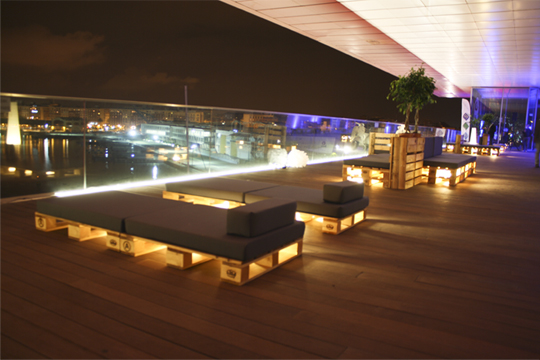 La participación de CreaCollection.com en la presentación de Hello Valencia Multimedia fue muy destacada, al ser los encargados del montaje exitoso de toda la terraza, con una línea de muebles que aportaron un ambiente  confortable pero a la vez elegante.  Fue el mejor escenario para la presentación de esta nueva línea de muebles y decoración.